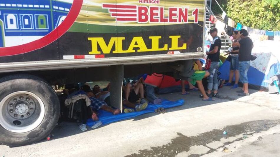 Cada día llegan más cubanos a Paso Canoas; no pueden cruzar a Costa Rica