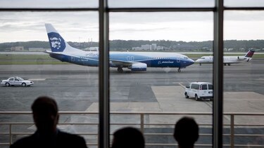 Avión aterriza de emergencia porque operario se durmió en una bodega