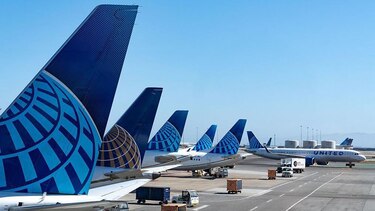 Demandan a las aerolíneas Delta y United por cobrar por asientos con ventana que no la tenían