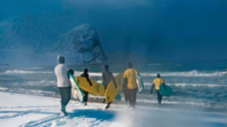 Surfear en el frío de Lofoten, más allá del ártico