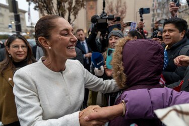 Sheinbaum se reúne con migrantes mexicanos en Estados Unidos y pide un buen trato para ellos