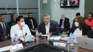 Diputados cuestionan al ministro Sabonge durante la sustentación del presupuesto en una sesión que se extendió hasta medianoche 