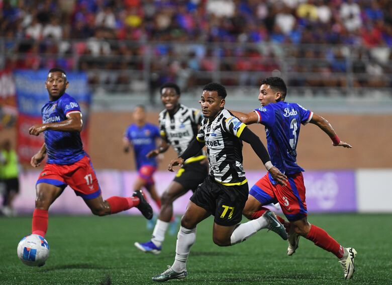 Tauro vence 2-0 a Plaza Amador y sigue con vida