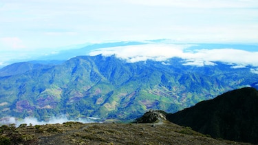 Ver el horizonte desde la cima del volcán