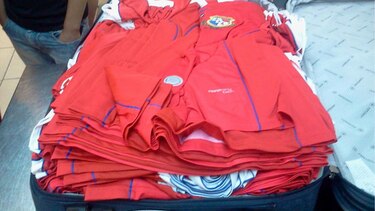Decomisan 2 mil 900 camisetas falsificadas de la selección de fútbol