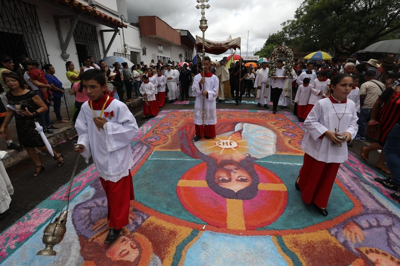 El Corpus Christi llena de colores las calles de La Villa de Los Santos