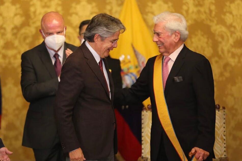 Ecuador condecora al escritor Mario Vargas Llosa por su lucha por la libertad