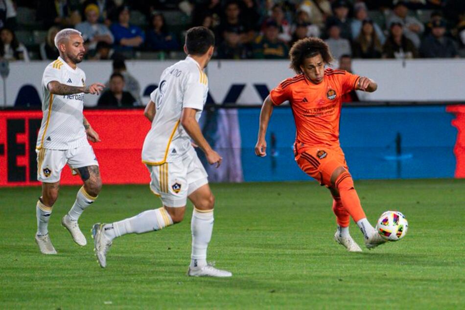 Pumas de México presentó su oferta por Adalberto Carrasquilla