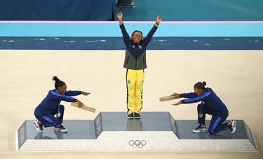 De campeona a campeona: así fue el gesto de Simone Biles a Rebeca Andrade tras ganarle el oro
