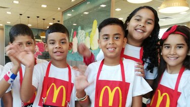 Niños panameños entran a la cancha con sus jugadores favoritos