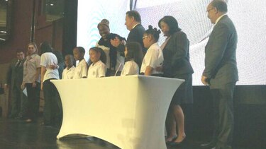 Varela sanciona ley del programa Panamá Bilingüe