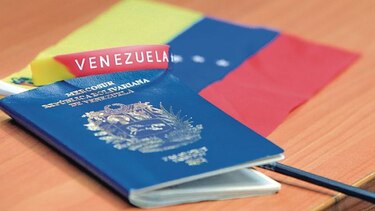 ‘O me dan un pasaporte o me subo al avión sin él’