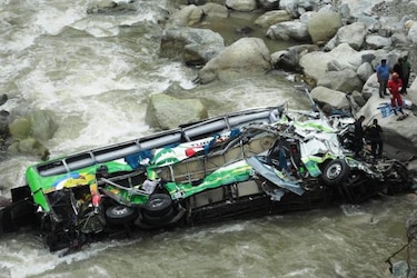 Al menos 16 muertos al caer autobús a barranco en el sur de Perú