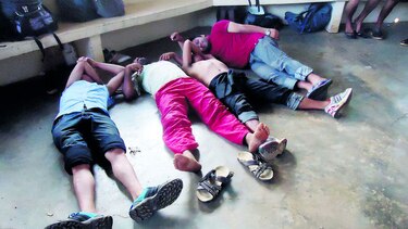 Migrantes apilados se quejan de hambre