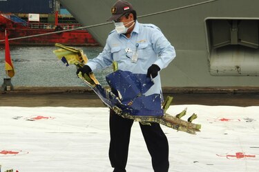 Localizadas las cajas negras del Boeing que se estrelló en Indonesia