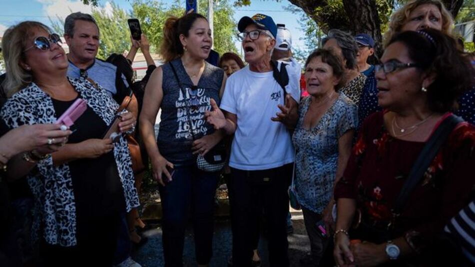 Familiares, artistas y ‘fans’ despiden al cantante mexicano José José en Miami