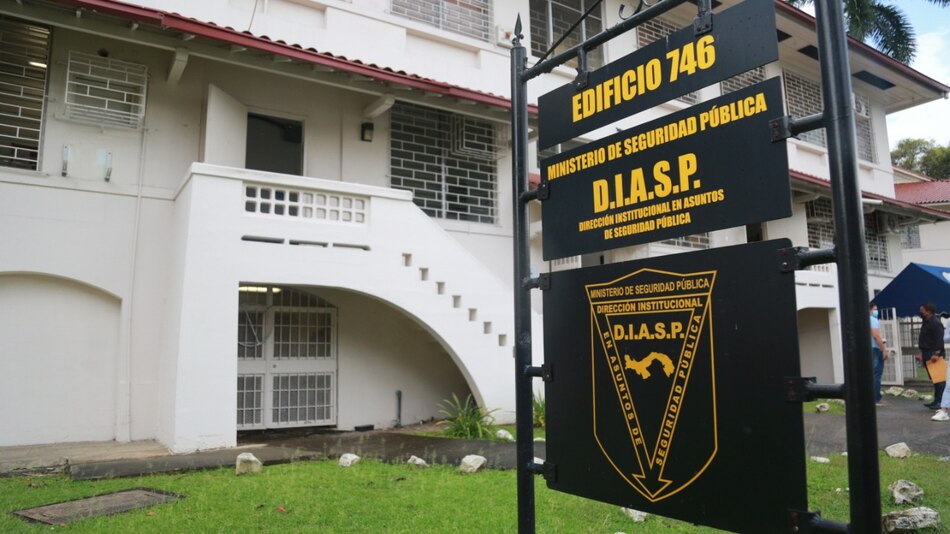 Rifles y armas tácticas, las preferidas del director de Migración y su excolaborador en la Diasp