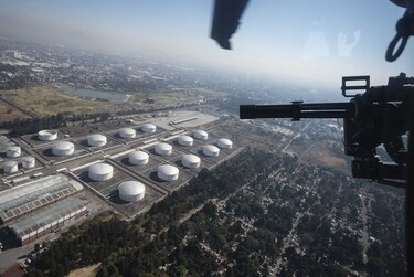 El Ejército mexicano combate el robo de gasolina desde el aire