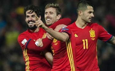 España golea a Macedonia para seguir en cabeza hacia Rusia