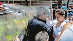 Policía reprime con gas a manifestantes