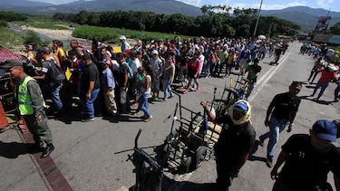 Miles de venezolanos cruzan a Colombia tras apertura de pasos peatonales