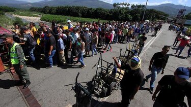 Miles de venezolanos cruzan a Colombia tras apertura de pasos peatonales