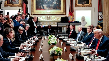 ‘Si pierde, no vamos a ser tan generosos con Argentina’: Trump refuerza su respaldo electoral a Milei