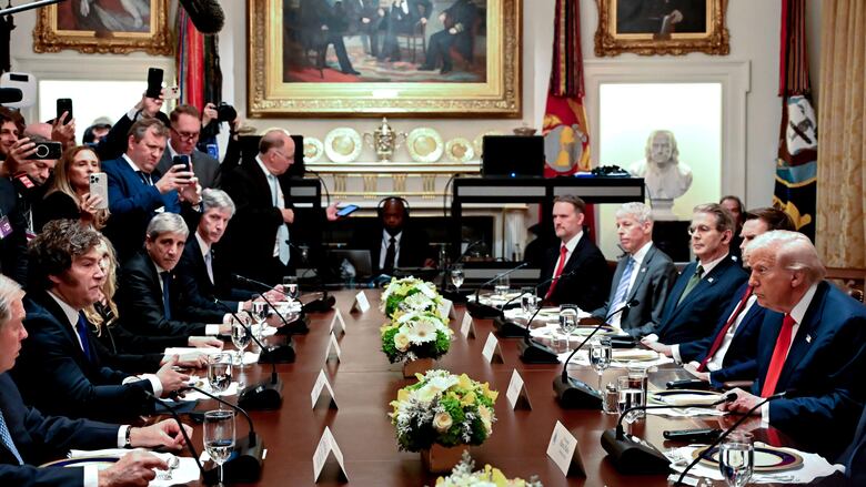 ‘Si pierde, no vamos a ser tan generosos con Argentina’: Trump refuerza su respaldo electoral a Milei