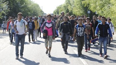 Cinco mil migrantes llegan a la frontera con Hungría