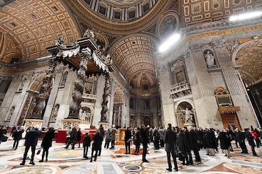 Basílica de San Pedro inaugura potente iluminación