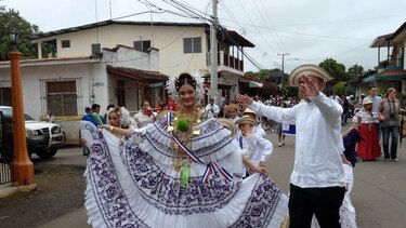 Desfile cívico conmemora los 447 años de fundación de La Villa