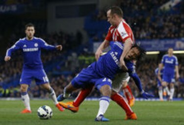 Chelsea sufre ante el Stoke, pero da un paso más hacia el título