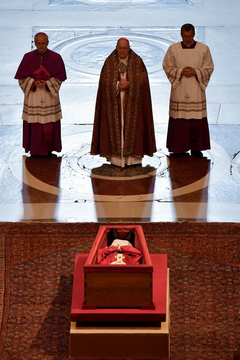 El féretro del papa Francisco llega a la basílica de San Pedro