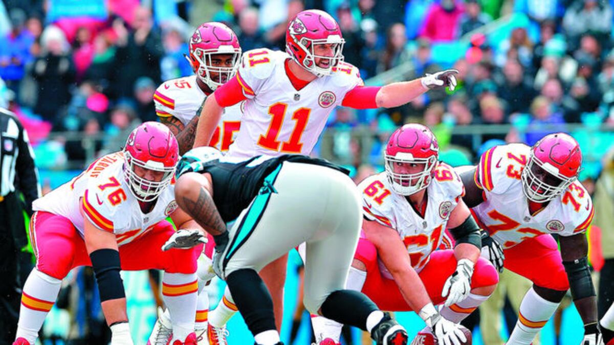 Alex Smith (#11), de los Jefes de Kansas City, guía a su equipo a una victoria sobre Carolina en el Bank of America Stadium.