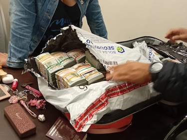 Detienen a dos mujeres en Ecuador con $2 millones en efectivo en un vuelo procedente de Panamá