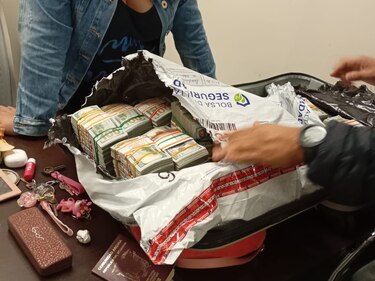 Detienen a dos mujeres en Ecuador con $2 millones en efectivo en un vuelo procedente de Panamá