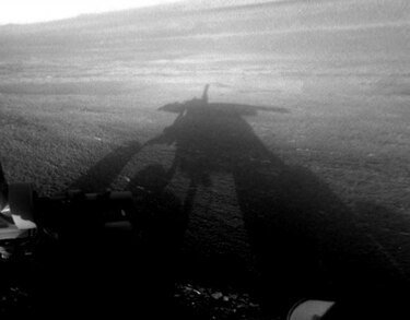 La sonda Opportunity examina un cráter en Marte