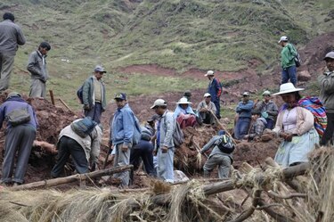 Alud de lodo y piedras mata a 14 personas en Bolivia