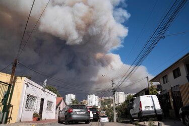 Gran incendio forestal obliga a evacuar comunas en Valparaíso y Viña del Mar