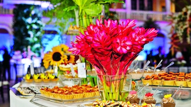 Gala y banquete en las ruinas