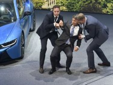 Jefe de BMW se desmaya durante una presentación