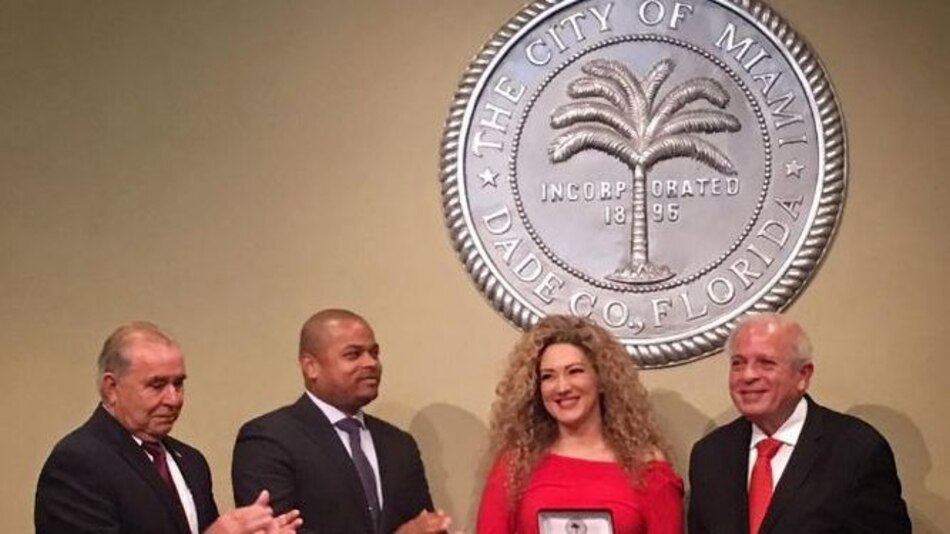 Erika Ender recibe las llaves de Miami