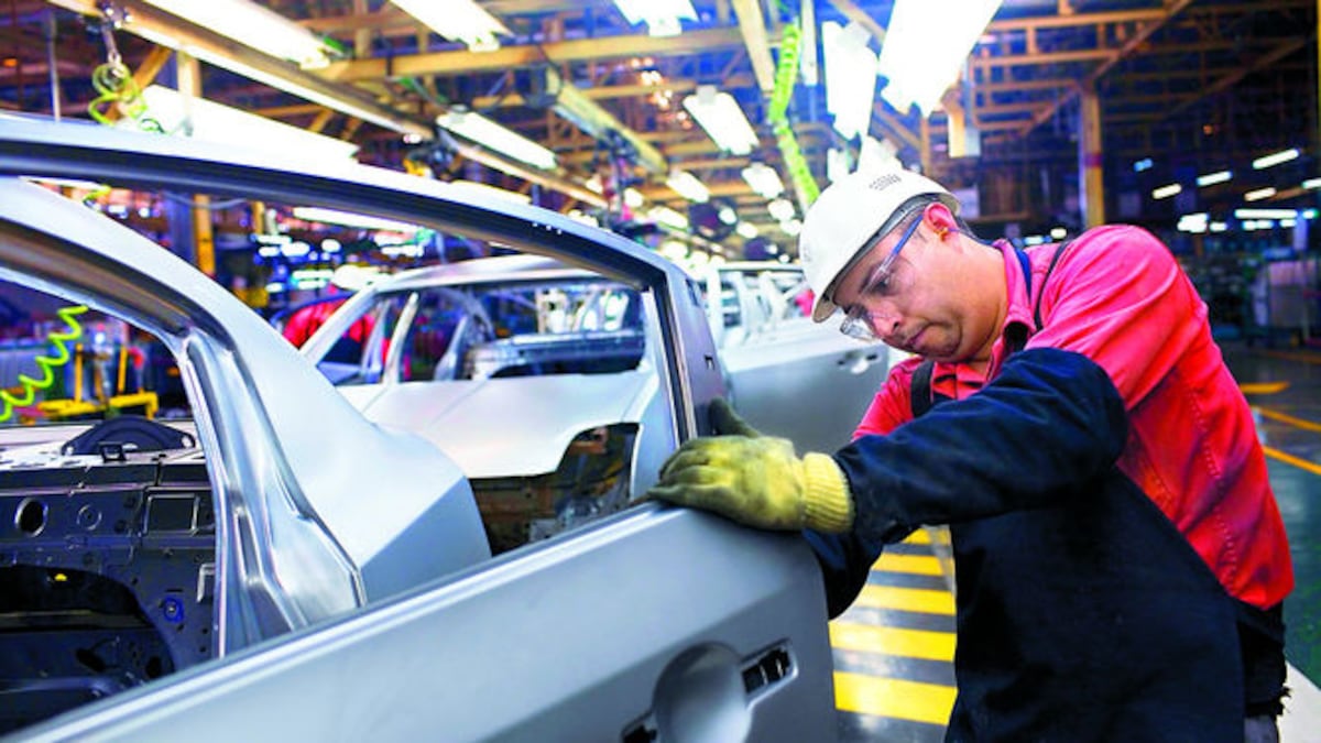 Varias empresas mexicanas se han favorecido por la caída de su moneda. En el caso del fabricante de autopartes Rassini SAB, el 90% de las ventas es en dólares, en comparación con sol