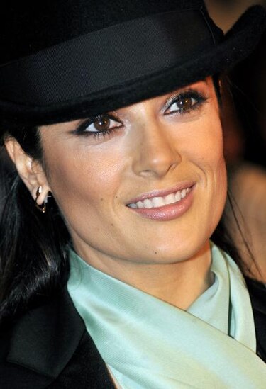 Salma Hayek fue investida con cargo de honor en Francia