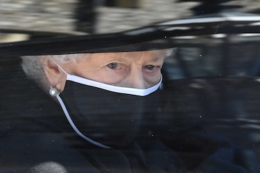 Reina Isabel II pasó la noche del miércoles al jueves ingresada en un hospital