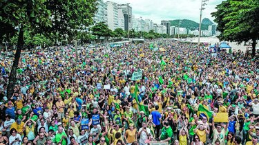 Miles protestan contra la corrupción
