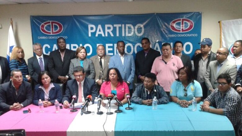 Martinelli sale de Guatemala; su avión se dirige a Florida