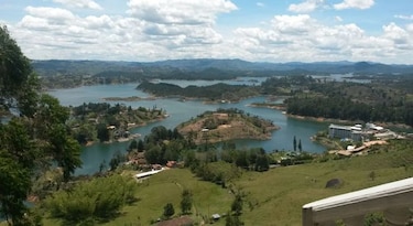 Paseo en la cima de la Piedra del Peñol, en Colombia
