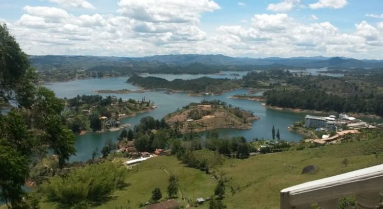 Paseo en la cima de la Piedra del Peñol, en Colombia