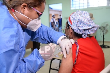 Minsa aplica segunda dosis de vacuna en los circuitos 8-10 y 8-1